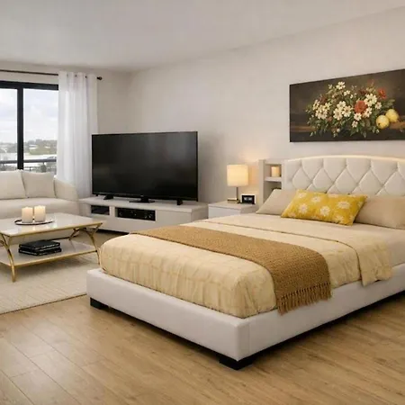 Small Bright Retreat - Free Parking Apartment *