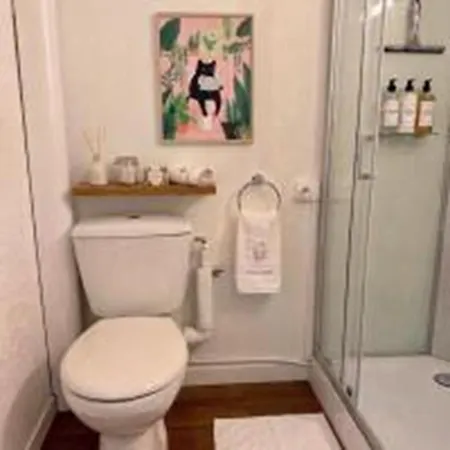 Small Bright Retreat - Free Parking Apartment *